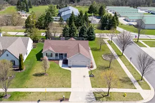572 Nordic Ct, Slinger, WI 53086 - Photo 9