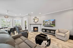 401 Abbey Ridge Ct, Fontana, WI 53125 - Photo 3