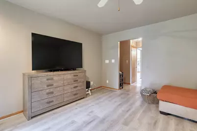5890  Lakeview Dr, Greendale, WI 53129 - Photo 11