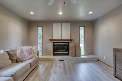 5890  Lakeview Dr, Greendale, WI 53129 - Photo 9