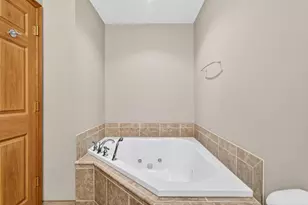 1015 Shadowood Cir, West Bend, WI 53095 - Photo 23