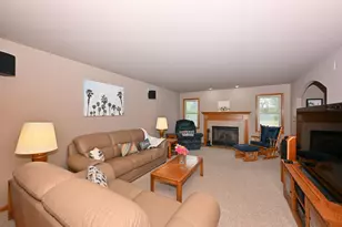 9225 Auburn Ct, Racine, WI 53406 - Photo 5