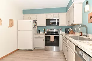 3916 N Oakland Ave, Milwaukee, WI 53211 - Photo 13