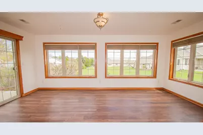 W197N17085  Stonewall Dr, Jackson, WI 53037 - Photo 7