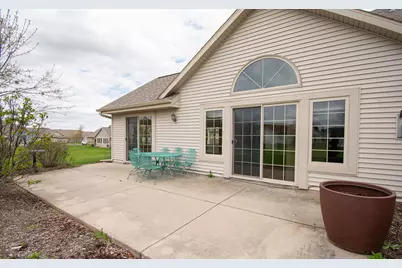 W197N17085  Stonewall Dr, Jackson, WI 53037 - Photo 3