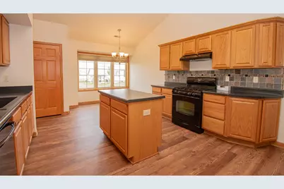 W197N17085  Stonewall Dr, Jackson, WI 53037 - Photo 9