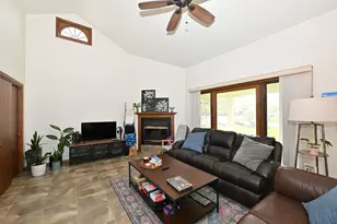 W167N11167 Queens Ct, Germantown, WI 53022 - Photo 9