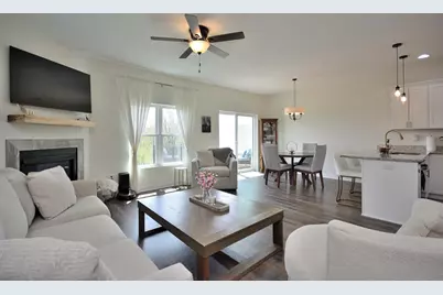 1358  Scenic Pointe Ct, Hartford, WI 53027 - Photo 3