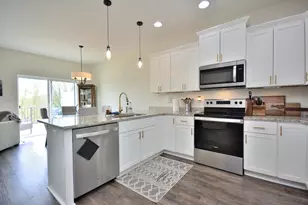 1358 Scenic Pointe Ct, Hartford, WI 53027 - Photo 5
