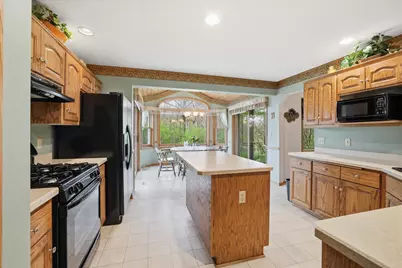 N68W14817  Prudence Dr, Menomonee Falls, WI 53051 - Photo 9