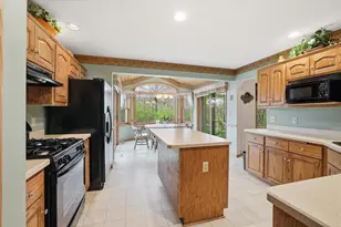 N68W14817 Prudence Dr, Menomonee Falls, WI 53051 - Photo 9