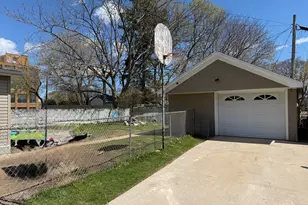 909 S 25th St, Manitowoc, WI 54220 - Photo 3