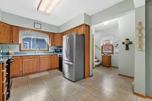 9015 W Cold Spring Rd, Greenfield, WI 53228 - Photo 21