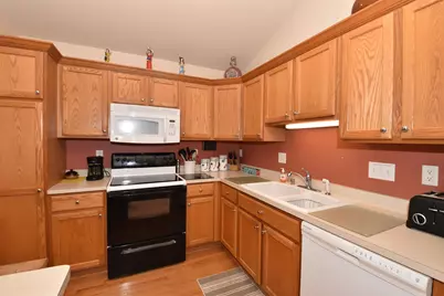 N97W14151  Knollcrest Cir, Germantown, WI 53022 - Photo 9