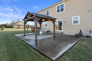 N42W22770 Beacon Ct, Pewaukee, WI 53072 - Photo 47