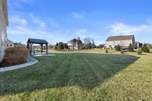 N42W22770 Beacon Ct, Pewaukee, WI 53072 - Photo 43
