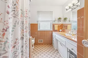 8831 W Hawthorne Ave, Wauwatosa, WI 53226 - Photo 29