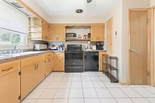 8831 W Hawthorne Ave, Wauwatosa, WI 53226 - Photo 7