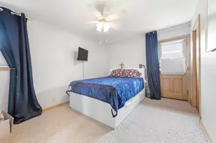 8831 W Hawthorne Ave, Wauwatosa, WI 53226 - Photo 27