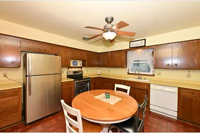 6469 N Garden Grove Ln, Glendale, WI 53209 - Photo 9