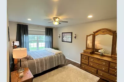 10155 W Oakwood Rd, Franklin, WI 53132 - Photo 15