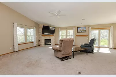 20805 W Windsor Dr, New Berlin, WI 53146 - Photo 9