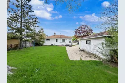 6301 N Joyce Ave, Milwaukee, WI 53225 - Photo 17