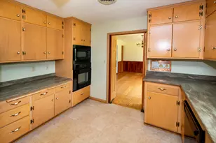 127 E Fox Dale Rd, Glendale, WI 53217 - Photo 25