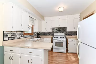 W168N8492  Jacobson Dr, Menomonee Falls, WI 53051 - Photo 11
