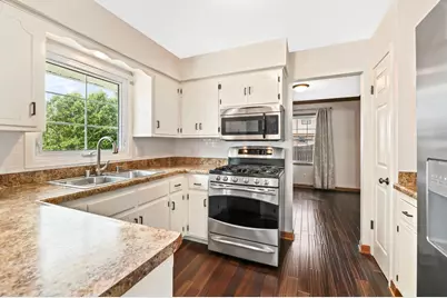 4395 S Delphine Dr, New Berlin, WI 53151 - Photo 5