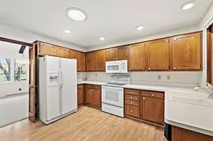 2314 W Dickinson Ct, Mequon, WI 53092 - Photo 9