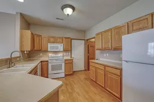1048 Quinlan Dr, Pewaukee, WI 53072 - Photo 9