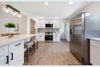 19065  North Hills Dr, Brookfield, WI 53045 - Photo 11