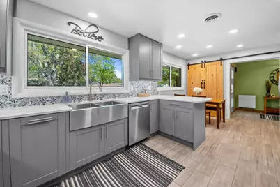 12323  Woodside Ct, Wauwatosa, WI 53226 - Photo 5