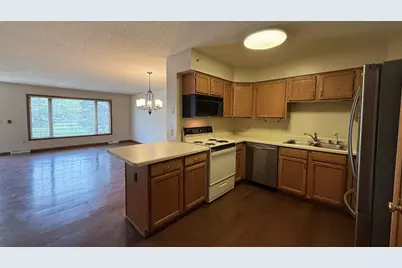 10320 W Whitnall Edge Cir #E, Franklin, WI 53132 - Photo 3
