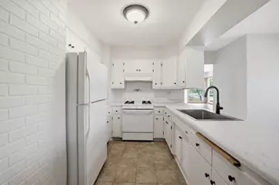 10915 W Harvard Ln, Wauwatosa, WI 53226 - Photo 7