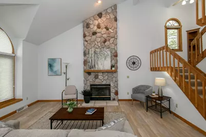 1215  Timber Rdg, Pewaukee, WI 53072 - Photo 5