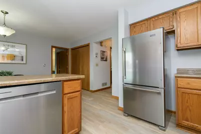 1215  Timber Rdg, Pewaukee, WI 53072 - Photo 9