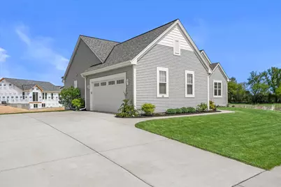 723  Autumn Ridge Ln, Hartford, WI 53027 - Photo 27