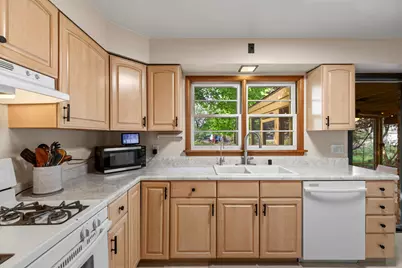 409  Breezy St, Delavan, WI 53115 - Photo 9