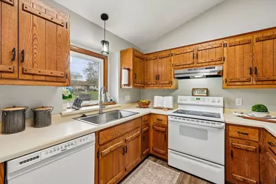 W163N10528  Ridgeview Ln, Germantown, WI 53022 - Photo 15