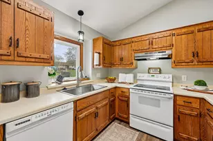 W163N10528 Ridgeview Ln, Germantown, WI 53022 - Photo 15
