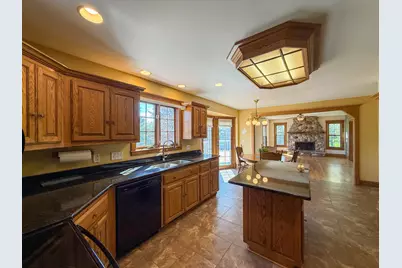 211  Erin Ct, West Bend, WI 53095 - Photo 5
