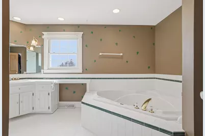 211  Erin Ct, West Bend, WI 53095 - Photo 25