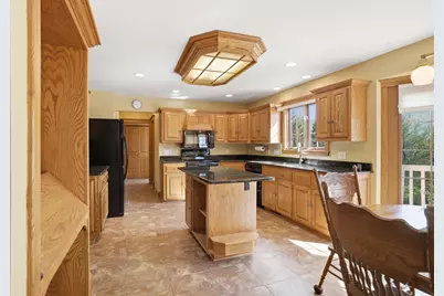 211  Erin Ct, West Bend, WI 53095 - Photo 7