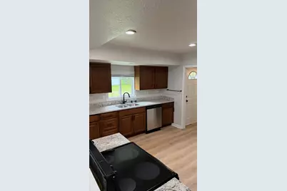 5225  Tuckaway Dr, Greenfield, WI 53221 - Photo 7