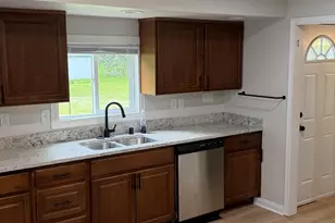 5225 Tuckaway Dr, Greenfield, WI 53221 - Photo 7