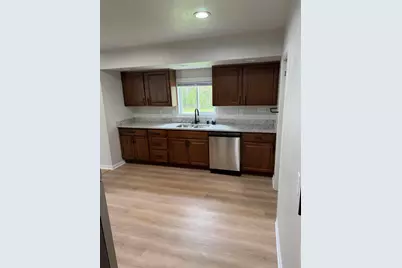 5225  Tuckaway Dr, Greenfield, WI 53221 - Photo 9