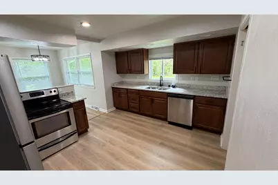 5225  Tuckaway Dr, Greenfield, WI 53221 - Photo 5