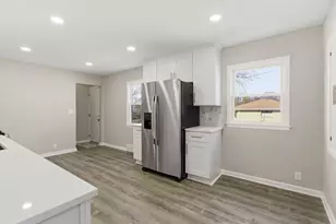 4076 N 93rd St, Wauwatosa, WI 53222 - Photo 7